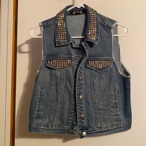 Forever 21 distressed sleeveless denim jacket. Size M.